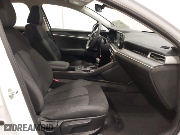 2023 Kia K5 LXS z VIN 5XXG14J2XPG189462, wystawiony jako IAAI lot #42233595 z przebiegiem 17 286 mil mil oraz . Historia ofert i sprzedaży dostępna na DreamBid. Obrazek 5.