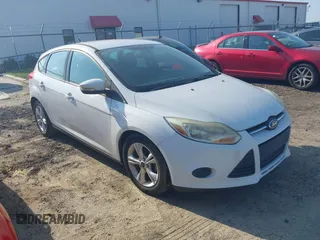 2014 Ford Focus SE z VIN 1FADP3K29EL395949, wystawiony jako IAAI lot #42497412 z przebiegiem 213 592 mil mil oraz . Historia ofert i sprzedaży dostępna na DreamBid. Obrazek 1.
