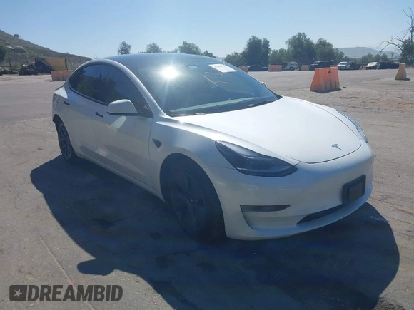 2022 Tesla Model 3 Long Range z VIN 5YJ3E1EB8NF212930, wystawiony jako IAAI lot #41658127 z przebiegiem 43 773 mil mil oraz . Historia ofert i sprzedaży dostępna na DreamBid. Obrazek 1.