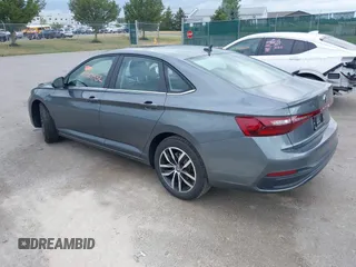 2025 Volkswagen Jetta SE с VIN 3VW7X7BU6SM085202, выставлен на аукционе IAAI как лот 42767432 с пробегом 1 009 миль миль и . История ставок и продаж доступна на DreamBid. Изображение 3.