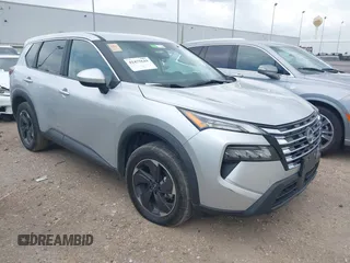 2024 Nissan Rogue SV z VIN 5N1BT3BA5RC677172, wystawiony jako IAAI lot #42475644 z przebiegiem 33 491 mil mil oraz . Historia ofert i sprzedaży dostępna na DreamBid. Obrazek 1.
