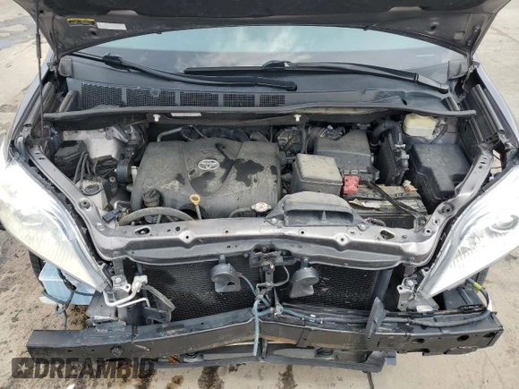 2018 Toyota Sienna XLE z VIN 5TDDZ3DC7JS193517, wystawiony jako Copart lot #53565945 z przebiegiem 111 498 mil mil oraz Szkoda całkowita • Salvage title. Historia ofert i sprzedaży dostępna na DreamBid. Obrazek 12.