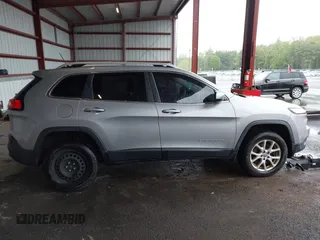 2014 Jeep Cherokee Latitude z VIN 1C4PJMCS7EW124660, wystawiony jako IAAI lot #42310356 z przebiegiem 322 480 mil mil oraz . Historia ofert i sprzedaży dostępna na DreamBid. Obrazek 13.