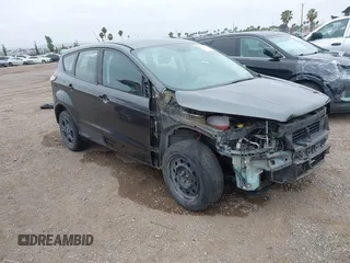 2018 Ford Escape S z VIN 1FMCU0F75JUA10261, wystawiony jako IAAI lot #42391791 z przebiegiem 96 902 mil mil oraz . Historia ofert i sprzedaży dostępna na DreamBid. Obrazek 1.