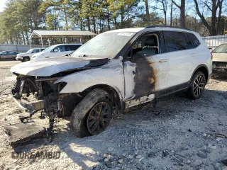 2021 Volkswagen Tiguan SE z VIN 3VV3B7AX8MM051312, wystawiony jako Copart lot #46413125 z przebiegiem 113 836 mil mil oraz Szkoda całkowita • Salvage title. Historia ofert i sprzedaży dostępna na DreamBid. Obrazek 1.