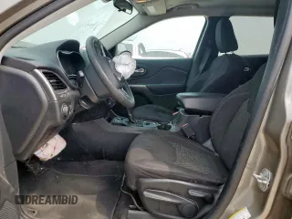 2020 Jeep Cherokee Latitude z VIN 1C4PJLCX7LD511157, wystawiony jako Copart lot #56926835 z przebiegiem 108 618 mil mil oraz Szkoda całkowita • Salvage title. Historia ofert i sprzedaży dostępna na DreamBid. Obrazek 7.