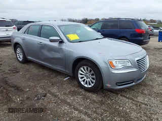 2014 Chrysler 300 z VIN 2C3CCAAG0EH252926, wystawiony jako IAAI lot #40940293 z przebiegiem 171 581 mil mil oraz . Historia ofert i sprzedaży dostępna na DreamBid. Obrazek 1.