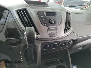2017 Ford Transit z VIN 1FTYE1ZM7HKA10220, wystawiony jako IAAI lot #42905382 z przebiegiem 143 262 mil mil oraz . Historia ofert i sprzedaży dostępna na DreamBid. Obrazek 20.
