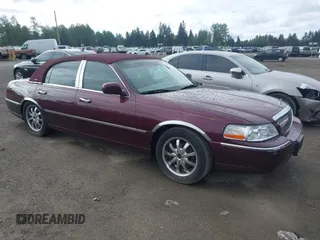 2007 Lincoln Town Car Signature z VIN 1LNHM81W27Y624060, wystawiony jako IAAI lot #42238712 z przebiegiem 85 905 mil mil oraz . Historia ofert i sprzedaży dostępna na DreamBid. Obrazek 1.
