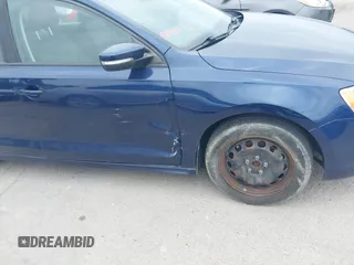 2014 Volkswagen Jetta SE z VIN 3VWD17AJ0EM402858, wystawiony jako IAAI lot #42663051 z przebiegiem 138 606 mil mil oraz . Historia ofert i sprzedaży dostępna na DreamBid. Obrazek 6.