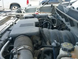 2020 Chevrolet Silverado 1500 Work Truck z VIN 3GCUYAEFXLG340267, wystawiony jako IAAI lot #42989025 z przebiegiem 161 747 mil mil oraz . Historia ofert i sprzedaży dostępna na DreamBid. Obrazek 17.