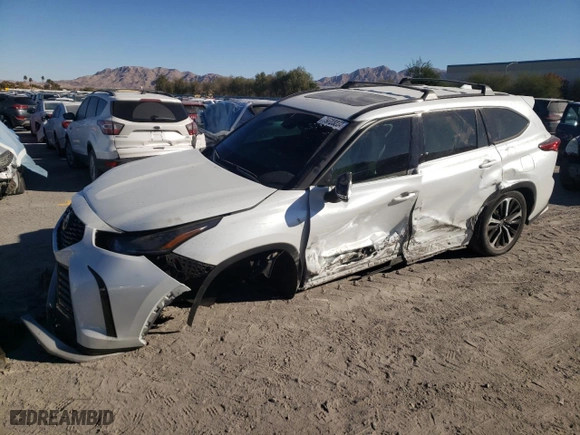 2022 Toyota Highlander XSE with VIN 5TDJZRAH8NS099982, listed as a Copart auction lot 79723234 with 42,992 mi miles and Salvage Title. Bid and sale history available at carsss.com. Image 1.