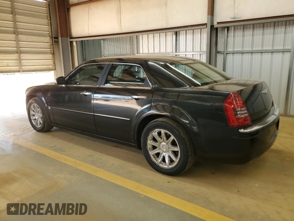 2005 Chrysler 300 C z VIN 2C3JA63H95H577428, wystawiony jako Copart lot #50975795 z przebiegiem 130 630 mil mil oraz Szkoda całkowita • Salvage title. Historia ofert i sprzedaży dostępna na DreamBid. Obrazek 2.
