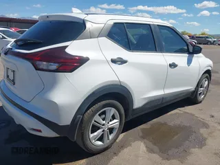 2022 Nissan Kicks S z VIN 3N1CP5BV7NL511927, wystawiony jako IAAI lot #42025240 z przebiegiem 47 444 mil mil oraz . Historia ofert i sprzedaży dostępna na DreamBid. Obrazek 4.