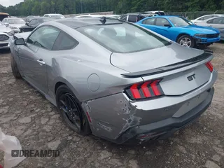 2024 Ford Mustang GT z VIN 1FA6P8CF2R5411281, wystawiony jako IAAI lot #42443350 z przebiegiem 16 946 mil mil oraz . Historia ofert i sprzedaży dostępna na DreamBid. Obrazek 3.