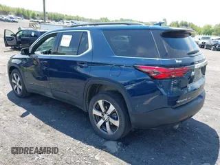 2023 Chevrolet Traverse LT z VIN 1GNEVHKWXPJ264538, wystawiony jako IAAI lot #42252033 z przebiegiem 25 321 mil mil oraz . Historia ofert i sprzedaży dostępna na DreamBid. Obrazek 3.