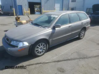 2004 Volvo V40 z VIN YV1VW27564F038086, wystawiony jako Copart lot #69464094 z przebiegiem 223 544 mil mil oraz Tytuł czysty. Historia ofert i sprzedaży dostępna na DreamBid. Obrazek 1.