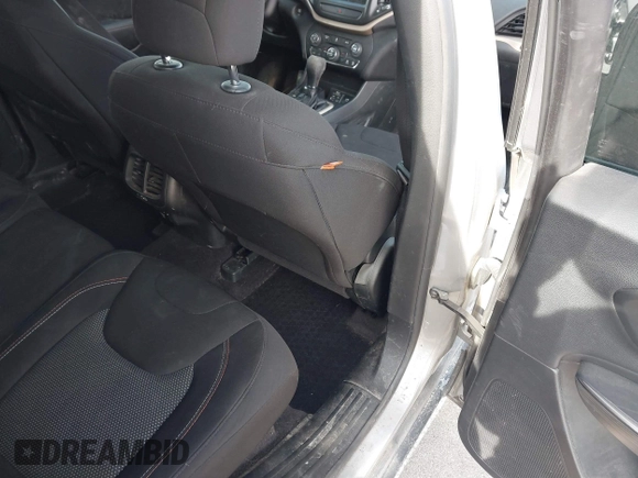 2017 Jeep Cherokee Latitude z VIN 1C4PJMCB0HW509286, wystawiony jako IAAI lot #41382394 z przebiegiem 96 562 mil mil oraz . Historia ofert i sprzedaży dostępna na DreamBid. Obrazek 8.