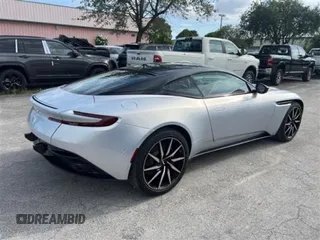 2021 Aston Martin DB11 V8 z VIN SCFRMFAWXMGL10429, wystawiony jako Copart lot #57315395 z przebiegiem 1737 mil mil oraz Tytuł czysty. Historia ofert i sprzedaży dostępna na DreamBid. Obrazek 4.