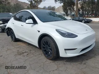 2025 Tesla Model Y Long Range z VIN 7SAYGDEE0SF237606, wystawiony jako IAAI lot #41689981 z przebiegiem 3 915 mil mil oraz . Historia ofert i sprzedaży dostępna na DreamBid. Obrazek 1.