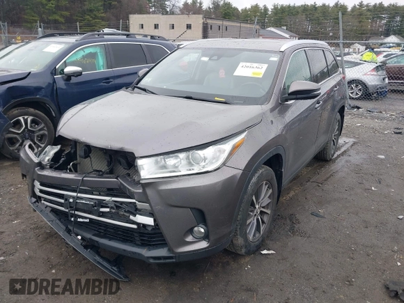 2019 Toyota Highlander SE z VIN 5TDJZRFH0KS584881, wystawiony jako IAAI lot #42016362 z przebiegiem 65 704 mil mil oraz . Historia ofert i sprzedaży dostępna na DreamBid. Obrazek 2.