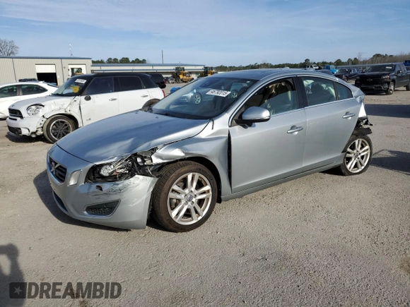 2013 Volvo S60 T5 Premier z VIN YV1612FS2D2189380, wystawiony jako Copart lot #46792015 z przebiegiem 116 782 mil mil oraz Szkoda całkowita • Salvage title. Historia ofert i sprzedaży dostępna na DreamBid. Obrazek 1.
