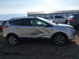 2015 Ford Escape Titanium z VIN 1FMCU0J91FUC41531, wystawiony jako IAAI lot #41903203 z przebiegiem 118 962 mil mil oraz . Historia ofert i sprzedaży dostępna na DreamBid. Obrazek 13.