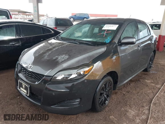 2009 Toyota Matrix z VIN 2T1KU40E29C039725, wystawiony jako IAAI lot #41682877 z przebiegiem 136 717 mil mil oraz . Historia ofert i sprzedaży dostępna na DreamBid. Obrazek 2.