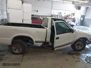 2000 Chevrolet S-10 LS with VIN 1GCCS144XYK137103, listed as a IAAI auction lot 41391321 with 128,146 mi miles. Bid and sale history available at carsss.com. Image 6.