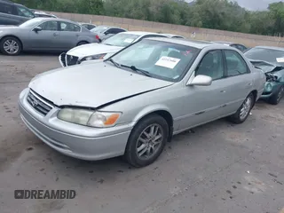 2001 Toyota Camry LE z VIN 4T1BF28K71U127407, wystawiony jako IAAI lot #42247606 z przebiegiem 289 995 mil mil oraz . Historia ofert i sprzedaży dostępna na DreamBid. Obrazek 2.