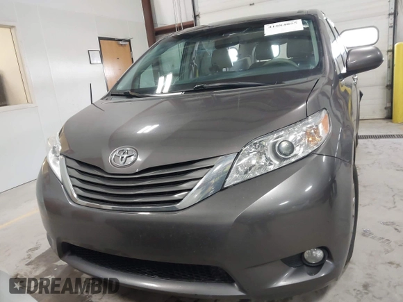 2013 Toyota Sienna XLE AAS with VIN 5TDYK3DC5DS355798, listed as a IAAI auction lot 41884055 with 135,032 mi miles. Bid and sale history available at carsss.com. Image 12.