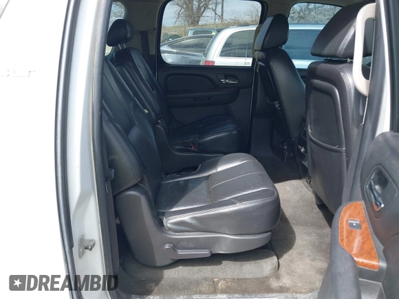 2007 GMC Yukon XL SLT with VIN 1GKFK16387J201973, listed as a IAAI auction lot 41879003 with 225,518 mi miles. Bid and sale history available at carsss.com. Image 8.