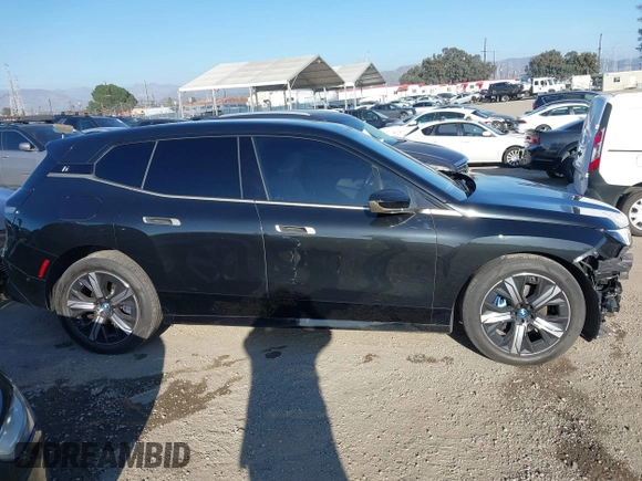 2022 BMW iX xDrive50 z VIN WB523CF07NCJ80006, wystawiony jako IAAI lot #41631767 z przebiegiem 28 311 mil mil oraz . Historia ofert i sprzedaży dostępna na DreamBid. Obrazek 14.