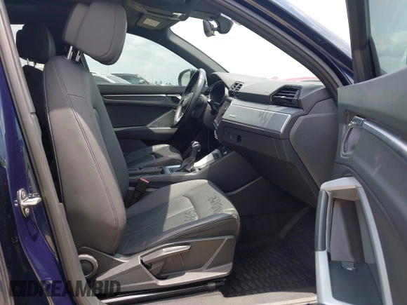 2020 Audi Q3 Premium z VIN WA1AECF34L1104864, wystawiony jako IAAI lot #42266118 z przebiegiem 43 024 mil mil oraz . Historia ofert i sprzedaży dostępna na DreamBid. Obrazek 5.