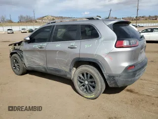 2019 Jeep Cherokee Latitude z VIN 1C4PJLCBXKD204746, wystawiony jako Copart lot #50268185 z przebiegiem 90 796 mil mil oraz Szkoda całkowita • Salvage title. Historia ofert i sprzedaży dostępna na DreamBid. Obrazek 2.