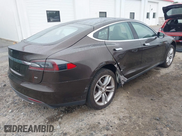 2013 Tesla Model S с VIN 5YJSA1CG0DFP14013, выставлен на аукционе IAAI как лот 42352134 с пробегом 99 996 миль миль и . История ставок и продаж доступна на DreamBid. Изображение 4.