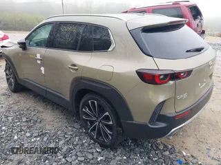 2025 Mazda CX-50 Premium z VIN 7MMVABDY2SN339010, wystawiony jako IAAI lot #42201002 z przebiegiem 36 mil mil oraz . Historia ofert i sprzedaży dostępna na DreamBid. Obrazek 3.