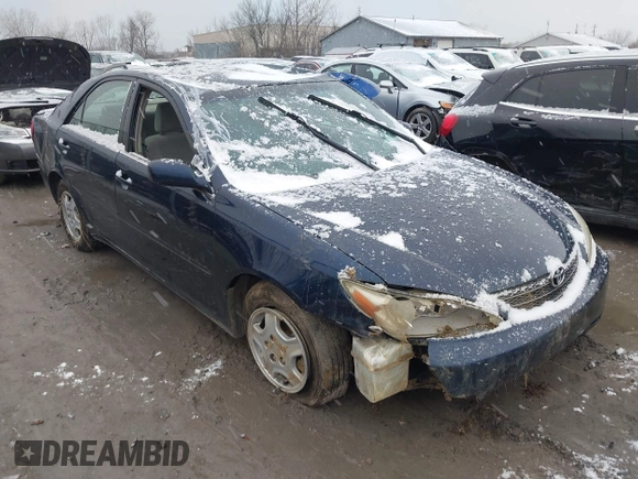2003 Toyota Camry LE z VIN 4T1BF32K73U055352, wystawiony jako IAAI lot #38989713 z przebiegiem 155 688 mil mil oraz . Historia ofert i sprzedaży dostępna na DreamBid. Obrazek 1.