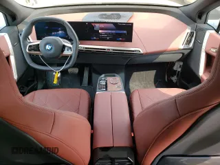 2023 BMW iX xDrive50 z VIN WB523CF03PCL70680, wystawiony jako Copart lot #52704593 z przebiegiem 1621 mil mil oraz . Historia ofert i sprzedaży dostępna na DreamBid. Obrazek 8.
