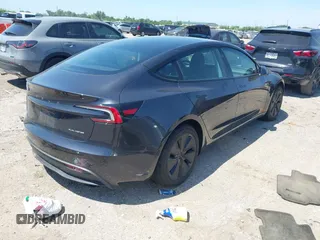 2025 Tesla Model 3 Long Range z VIN 5YJ3E1EB6SF924607, wystawiony jako IAAI lot #42255758 z przebiegiem 5 881 mil mil oraz . Historia ofert i sprzedaży dostępna na DreamBid. Obrazek 4.