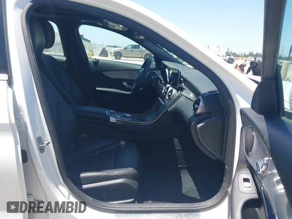 2019 Mercedes-Benz C 300 z VIN 55SWF8DB9KU309634, wystawiony jako IAAI lot #42494440 z przebiegiem 17 129 mil mil oraz . Historia ofert i sprzedaży dostępna na DreamBid. Obrazek 5.