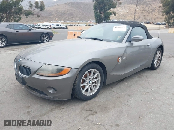 2004 BMW Z4 2.5i z VIN 4USBT33594LS50182, wystawiony jako IAAI lot #42560956 z przebiegiem 118 896 mil mil oraz . Historia ofert i sprzedaży dostępna na DreamBid. Obrazek 2.