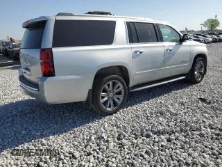 2017 Chevrolet Suburban Premier z VIN 1GNSKJKC4HR316953, wystawiony jako Copart lot #76944884 z przebiegiem 105 753 mil mil oraz Szkoda całkowita • Salvage title. Historia ofert i sprzedaży dostępna na DreamBid. Obrazek 3.