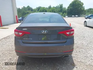2016 Hyundai Sonata SE z VIN 5NPE24AF6GH276416, wystawiony jako IAAI lot #42483029 z przebiegiem 91 631 mil mil oraz . Historia ofert i sprzedaży dostępna na DreamBid. Obrazek 16.
