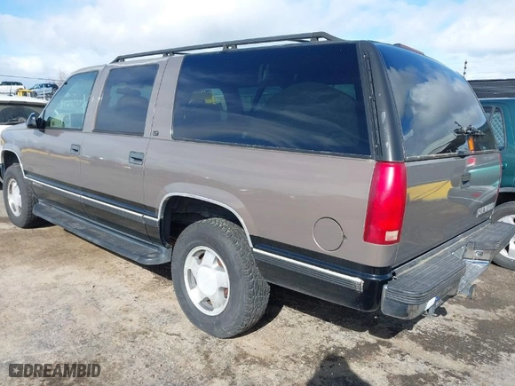 1997 Chevrolet Suburban with VIN 1GNFK16RXVJ439165, listed as a IAAI auction lot 41796768 with 131,020 mi miles. Bid and sale history available at carsss.com. Image 3.