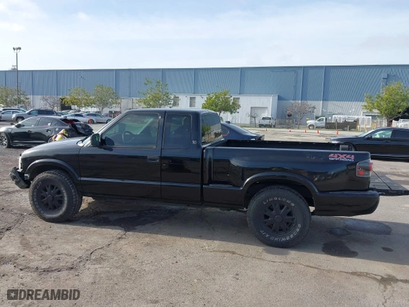 2001 GMC Sonoma SLS w/1SH Pkg with VIN 1GTDT19W018197275, listed as a IAAI auction lot 41604084 with 157,102 mi miles. Bid and sale history available at carsss.com. Image 15.