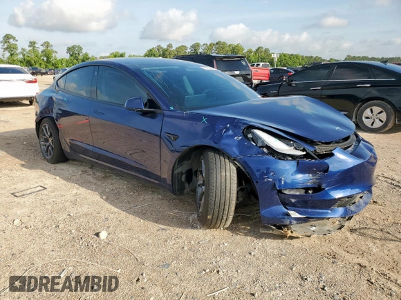 2022 Tesla Model 3 z VIN 5YJ3E1EA2NF343603, wystawiony jako Copart lot #59758095 z przebiegiem 14 965 mil mil oraz Szkoda całkowita • Salvage title. Historia ofert i sprzedaży dostępna na DreamBid. Obrazek 4.