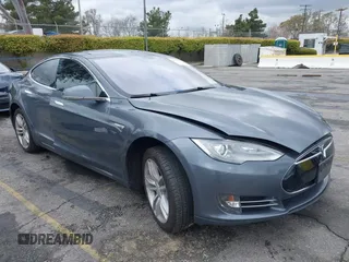 2013 Tesla Model S z VIN 5YJSA1CN8DFP21869, wystawiony jako IAAI lot #41772603 z przebiegiem Nie podano mil oraz . Historia ofert i sprzedaży dostępna na DreamBid. Obrazek 1.