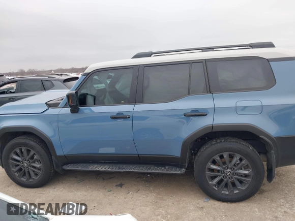 2024 Toyota Land Cruiser z VIN JTEABFAJ9RK015313, wystawiony jako IAAI lot #41573592 z przebiegiem 11 124 mil mil oraz . Historia ofert i sprzedaży dostępna na DreamBid. Obrazek 14.