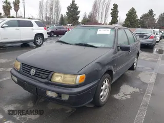 1996 Volkswagen Passat z VIN WVWEE83A6TE157789, wystawiony jako IAAI lot #41798846 z przebiegiem 141 130 mil mil oraz . Historia ofert i sprzedaży dostępna na DreamBid. Obrazek 6.